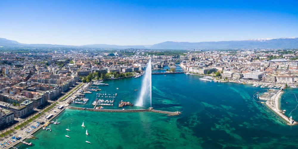 CIdade de Genebra e seu lago com o jato de 140 metros de altura.
