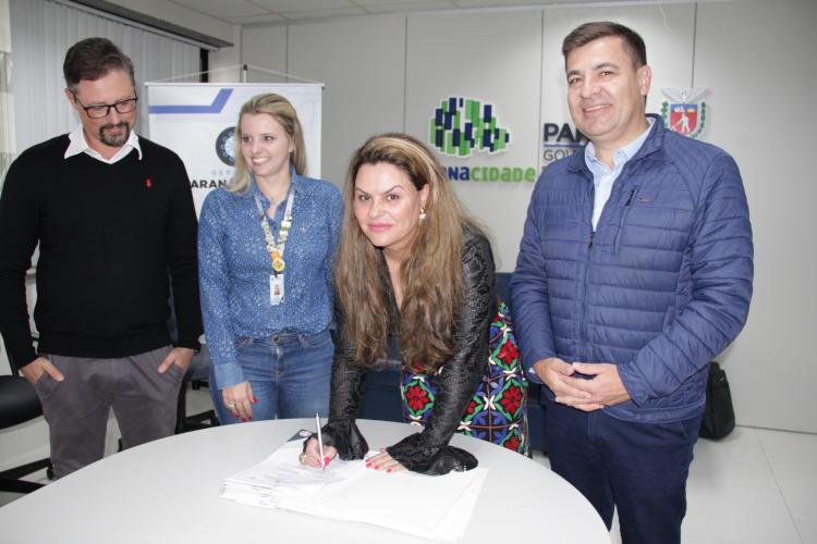 Keli Guimarães assina o Termo de Cooperação Técnica do Programa Geração Paraná Digital