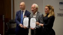 O Vice-governador Darci Piana, a Superintendente Keli Guimarães e o Chefe de Unidade, Cidades Inteligentes e Sustentáveis, Centro de Empreendedorismo, Regiões e Cidades, Stefano Marta, participam da entrega de relatório e renovação da parceria com a organização.