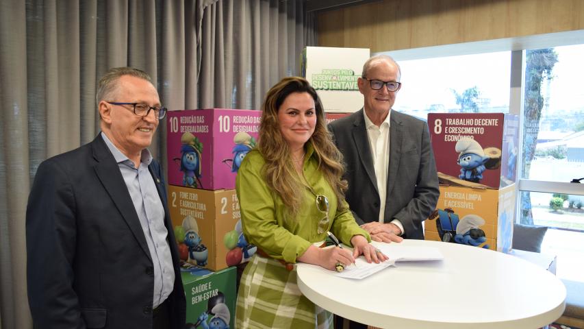 O presidente da Central Sicredi PR/SP/RJ, Manfred Dasenbrock (direita), a superintendente-geral da SGDES no Paraná, Keli Guimarães, e o vice-presidente da Central Sicredi PR/SP/RJ, Wellington Ferreira